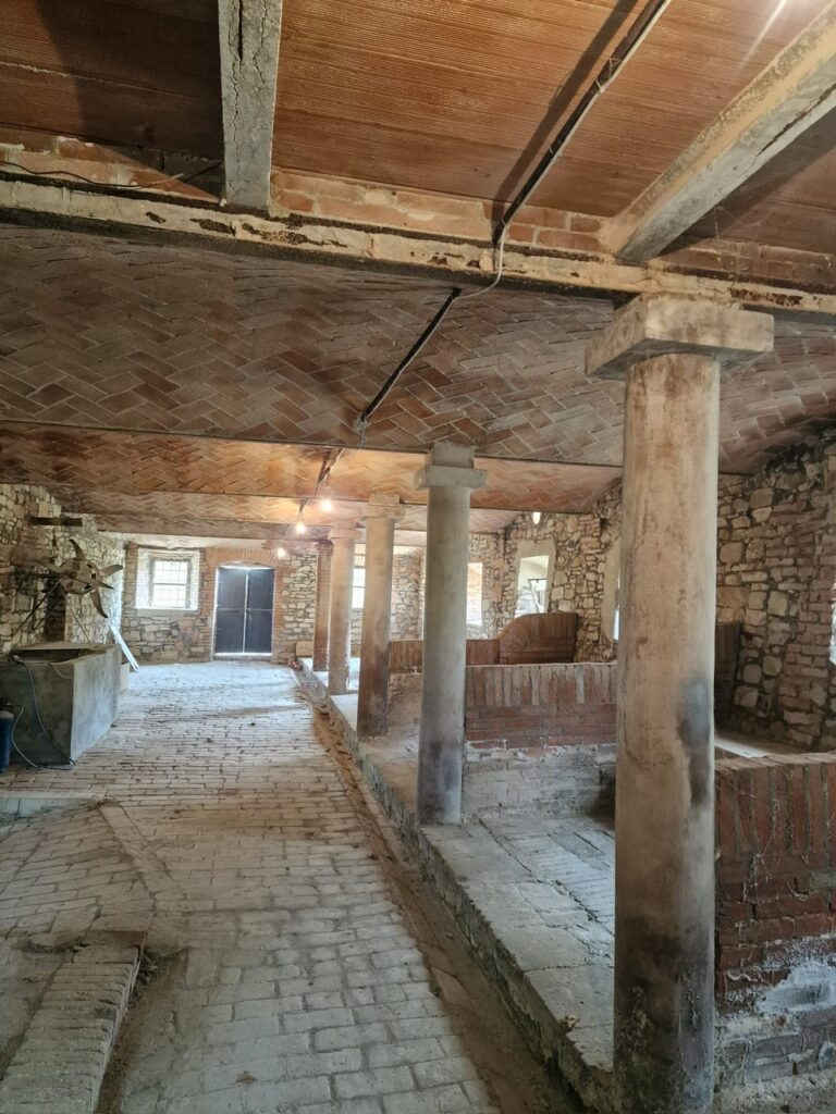 Esclusiva dimora in vendita alle porte di Sassuolo in zona San Michele dei Mucchietti 7 Immagine della stalla perfettamente conservata