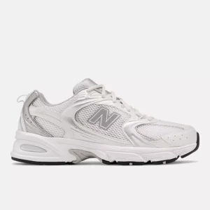Le originali MR530 combinano l'estetica di fine millennio con l'affidabilità di una scarpa da running per le lunghe distanze. Le nuove 530 applicano uno stile contemporaneo e quotidiano a questo design orientato alle prestazioni. L'intersuola ABZORB segmentata è abbinata a un design classico della tomaia in mesh e rivestimento sintetico, che utilizza curve e angoli ampi per un look peculiare e high-tech.