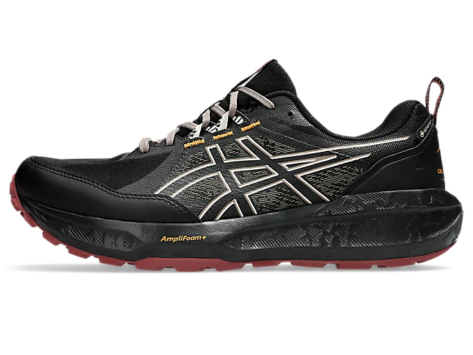 La scarpa da corsa GEL-SONOMA 8 è progettata per i grandi spazi aperti. È un modello da trail running progettato per garantire una buona aderenza e resistenza su terreni sterrati.La tomaia in GORE-TEX aiuta a evitare che pioggia e neve penetrino all'interno della scarpa. Inoltre, serve a migliorare la calzata e a rendere la scarpa più traspirante.Grazie all'intersuola AMPLIFOAM PLUS su tutta la lunghezza e alla tecnologia GEL distribuita strategicamente proprio dove l'ammortizzazione è più necessaria, questa scarpa garantisce un'eccezionale sensazione di comfort sotto il piede. Infine, la suola specifica per il trail running è in grado di favorire una maggiore trazione. Il suo design è pensato per consentire una falcata sicura nei segmenti in salita e in discesa lungo i terreni più impegnativi.La scarpa integra la tecnologia GORE-TEX, che garantisce una protezione impermeabile, antivento e traspirante.