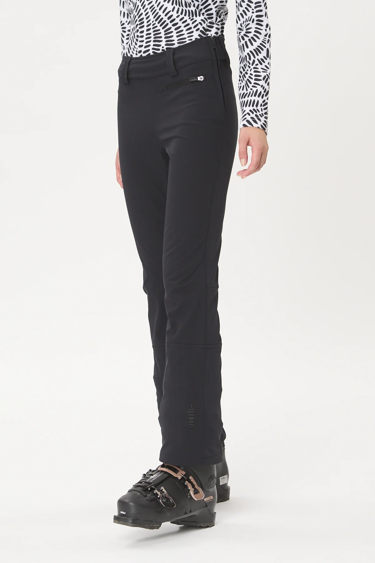 PANTALONE SCI DONNA RH+ Logic II Soft Shell W Pants NERO 1 Guida alle taglie Liepa è alta 181cm e indossa una taglia S rh+ The Look of Sport Logic II Soft Shell W Pants