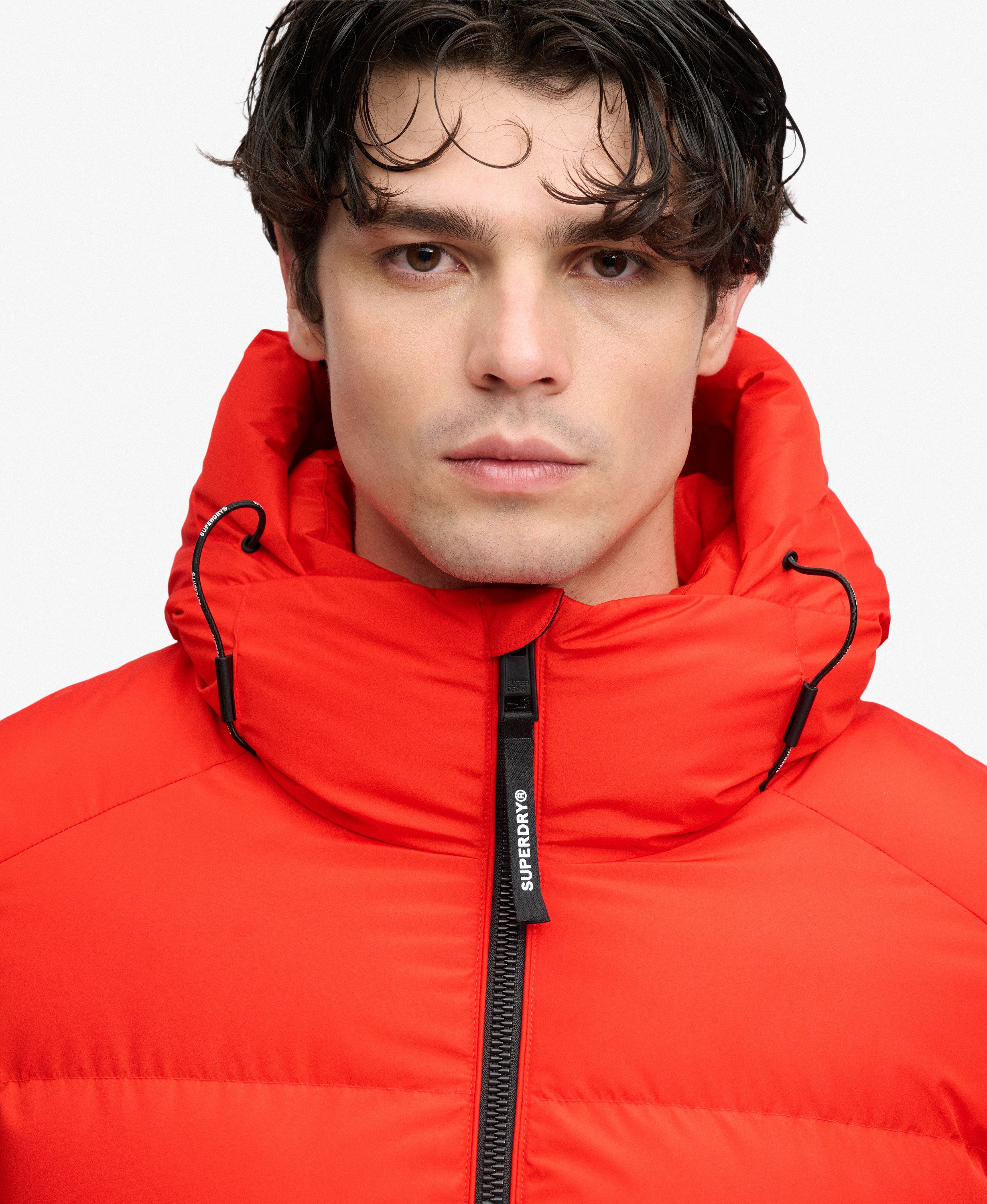 Giacca Superdry Puffer uomo con Cappuccio Sportiva colore rosso (SPR) 4 Giacca Superdry Puffer uomo con Cappuccio Sportiva colore rosso (SPR) - immagine 4