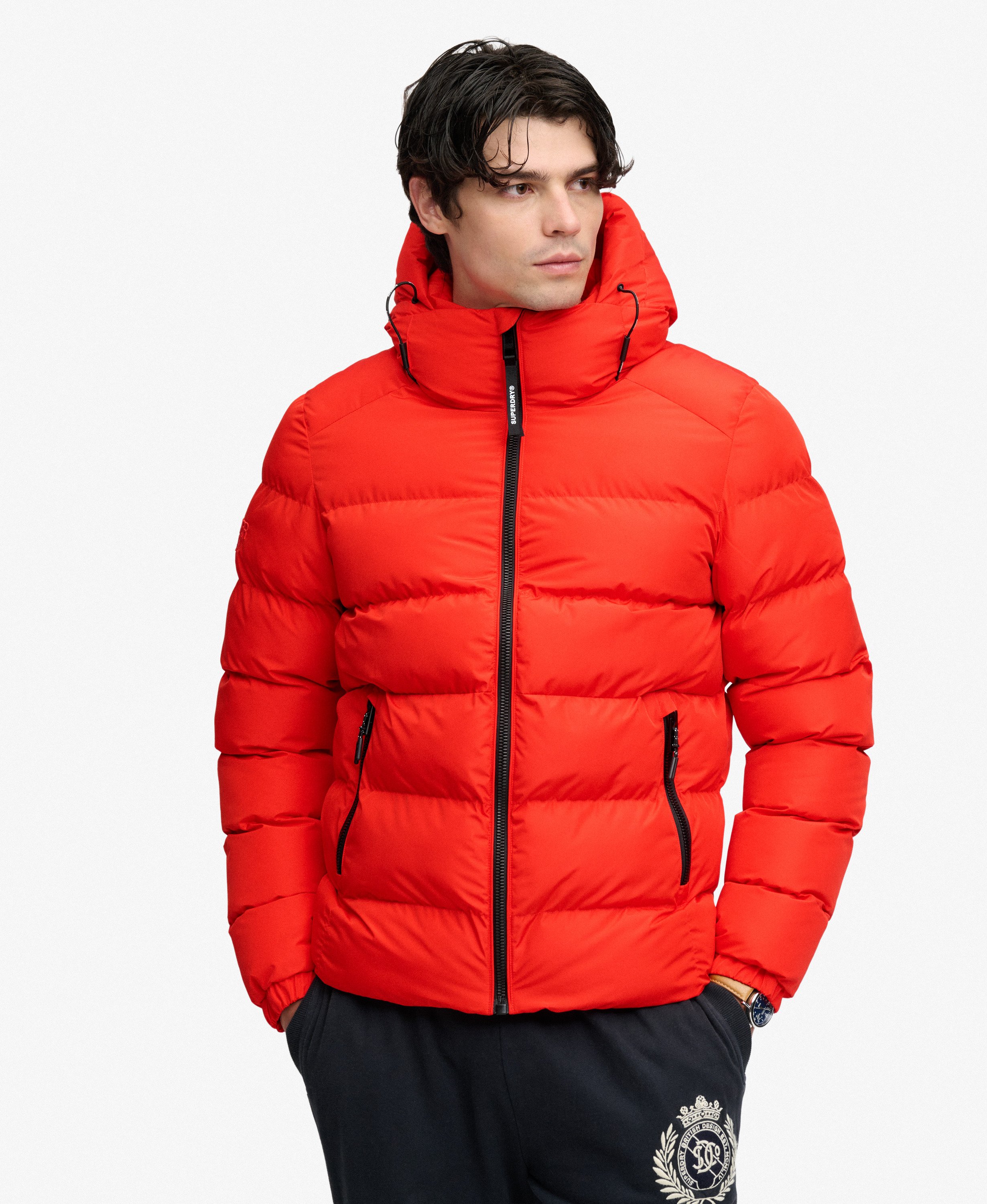 Giacca Superdry Puffer uomo con Cappuccio Sportiva colore rosso (SPR) 5 Giacca Superdry Puffer uomo con Cappuccio Sportiva colore rosso (SPR) - immagine 5