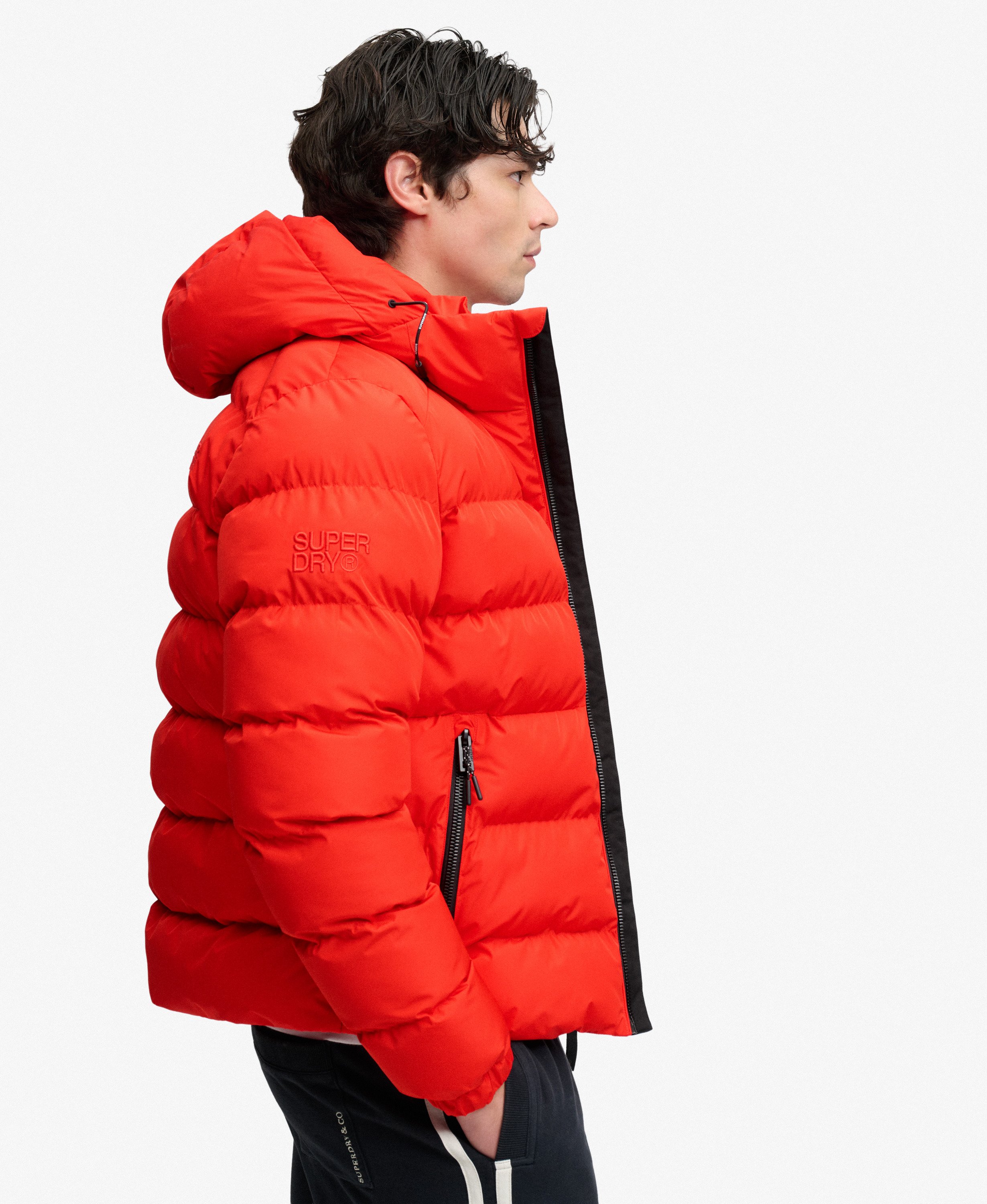 Giacca Superdry Puffer uomo con Cappuccio Sportiva colore rosso (SPR) 2 Giacca Superdry Puffer uomo con Cappuccio Sportiva colore rosso (SPR) - immagine 2