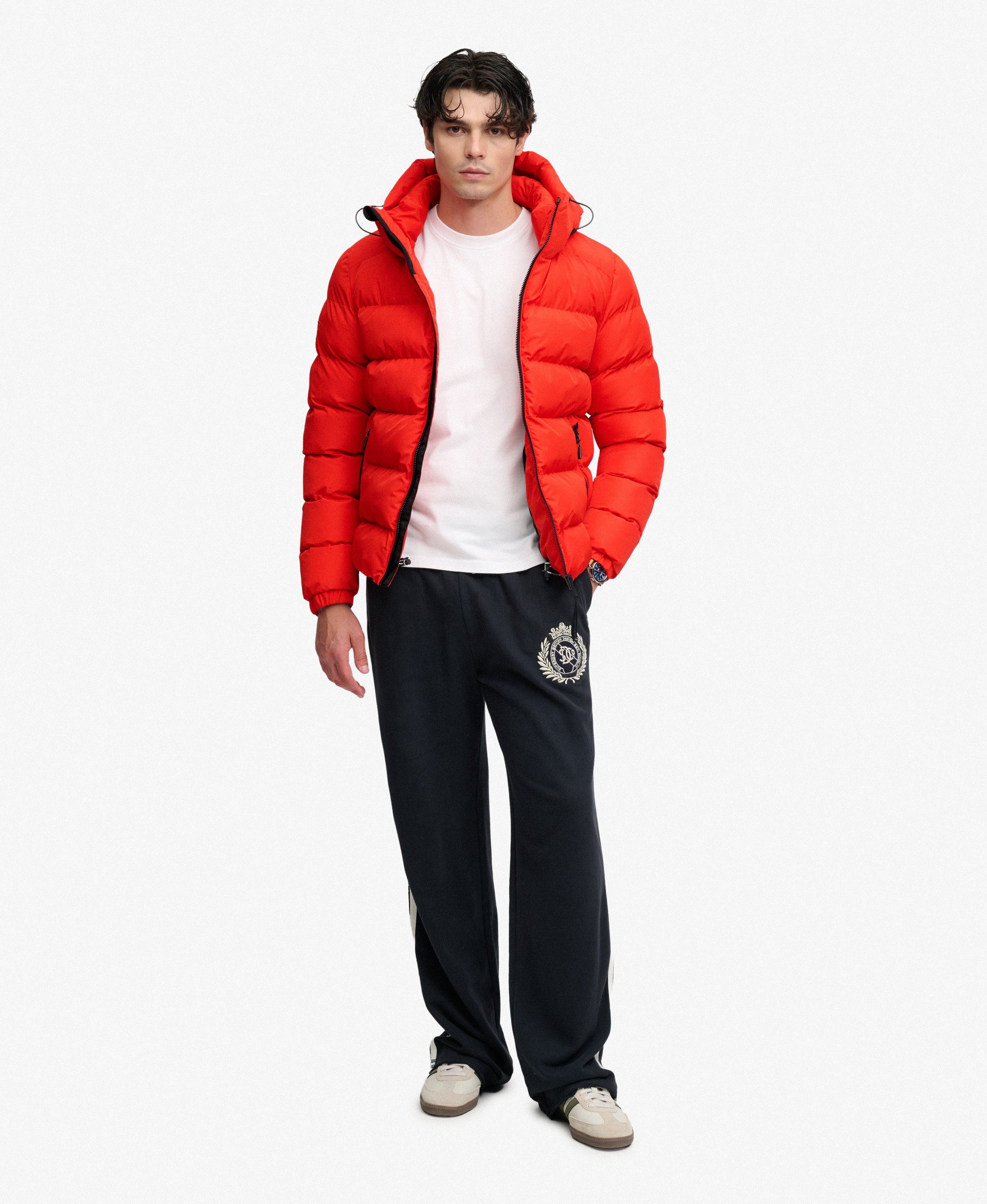 Giacca Superdry Puffer uomo con Cappuccio Sportiva colore rosso (SPR) 3 Giacca Superdry Puffer uomo con Cappuccio Sportiva colore rosso (SPR) - immagine 3